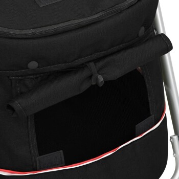 Schwarze Haustiertragetasche mit einem Reißverschluss oben, mit einer Netzöffnung und einer hochgerollten Klappe, die mit einem Toggle gesichert ist.