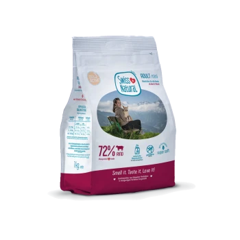 Swiss Natural Adult Mini Hundefutterbeutel, 1 kg, 72 % Rind, Foto einer Person, die mit einem Hund sitzt, Slogan 'Rieche es. Schmecke es. Liebe es!'.
