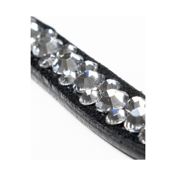 Nahaufnahme eines schwarzen Haustierhalsbands, das mit funkelnden Strasssteinen verziert ist.