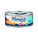Katzenfutter mit einer sich ausruhenden orangefarbenen Katze, beschriftet mit "Momente zum Genießen", mit "Thunfisch mit Tintenfisch" auf Deutsch und einem Qualitätssiegel.
