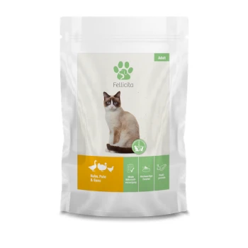 Katzenfutterverpackung mit einer Siamkatze, beschriftet "Fellicita," mit dem Text "Huhn, Pute & Gans" und Symbolen für ernährungsphysiologische Vorteile.