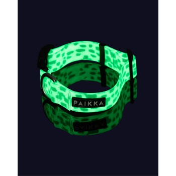 Ein leuchtend grüner Haustierhalsband mit einem gepunkteten Muster, mit dem Markennamen "PAIKKA" auf einem schwarzen Etikett.