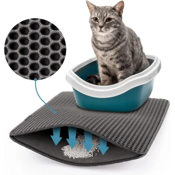 Eine graue getigerte Katze sitzt in einer blauen Katzentoilette mit weißem Rand, auf einer strukturierten grauen Katzeneinstreu-Matte, die dazu dient, Streu zu fangen.