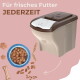 Beige-brauner Futteraufbewahrungsbehälter mit Futternapf, Knochen und Pfotenabdrücken und Text 'Für frisches Futter JEDERZEIT' auf rosa Hintergrund.