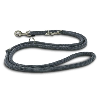 Graue geflochtene verstellbare Hundeleine mit Metallclips und Ringen auf weißem Hintergrund.