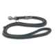 Graue geflochtene verstellbare Hundeleine mit Metallclips und Ringen auf weißem Hintergrund.