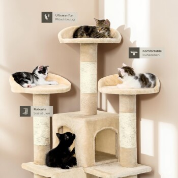 Ein dreistufiger Katzenbaum mit einer getigerten und einer schwarzen Katze, die unten spielen, und zwei, die oben faulenzen, mit plüschiger Abdeckung und Sisal-Säulen.