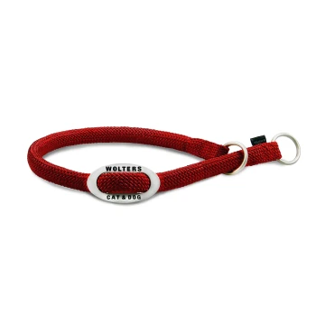 Rotes geflochtenes Haustierhalsband mit Metallring und Anhänger mit der Aufschrift „WOLTERS CAT & DOG“ auf weißem Hintergrund.