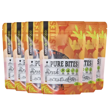 Fünf Beutel FAVLY Pure Bites Haustierfutter, mit einem Hirschdesign, beschriftet "Hirsch" mit dem Hinweis, dass es getreidefrei und ohne Zusatzstoffe ist.