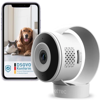 Eine Haustierkamera in Weiß mit einem schwarzen Objektiv, neben einem Smartphone, das einen Golden Retriever und eine graue Katze zeigt, mit dem Text "DSGVO Konform".