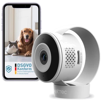 Eine Haustierkamera in Weiß mit einem schwarzen Objektiv, neben einem Smartphone, das einen Golden Retriever und eine graue Katze zeigt, mit dem Text "DSGVO Konform".
