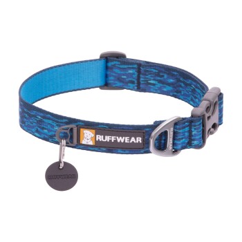Blaues und schwarzes gemustertes Hundehalsband mit einer Metallschnalle und einem Anhänger mit der Aufschrift "RUFFWEAR."