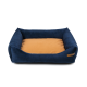 Navy-blaues Haustierbett mit einem weichen, hellbraunen Kissen, mit erhöhten Seiten für Komfort und einem kleinen Holzschild.