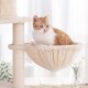 Eine gemütliche beige Katzenhängematte, die an einem Kratzbaum befestigt ist, mit einer orange-weißen Katze, die bequem darin ruht.