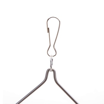 Eine Nahaufnahme eines Metallhakens mit einem Clip oben, vor einem weißen Hintergrund.