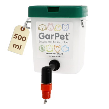 GarPet 500 ml weiße Trinkflasche für Haustiere mit grünem Deckel, schwarzem schrägem Nippelauslauf und Anhänger mit der Aufschrift '500 ml'.