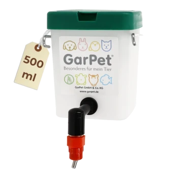 GarPet 500 ml weiße Trinkflasche für Haustiere mit grünem Deckel, schwarzem schrägem Nippelauslauf und Anhänger mit der Aufschrift '500 ml'.