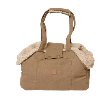 Beige Stoff-Haustiertragetasche mit Sherpa-Futter, oberen Griffen, Druckknopfklappen-Verschluss und kleinem quadratischem Logo-Patch.