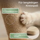 Katzenpfote auf einem Sisal-Kratzpfosten und abgerundeter Holzleiste; sichtbarer deutscher Text: 'Für langlebigen Kratzspaß'.