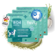 Drei türkisfarbene Dosen von FAVLY Petfood mit Zahnpulver, beschriftet "Dental Pulver 04"; Etiketten zeigen Thymian, Chlorella, Naturmoor.