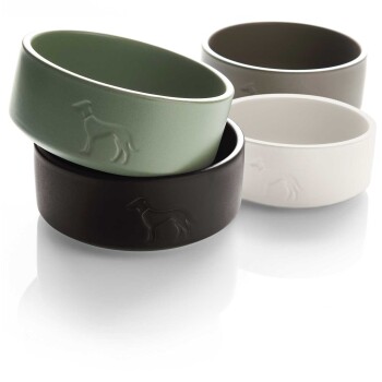 Vier stilvolle Haustiernäpfe in Grün, Schwarz, Grau und Weiß, jeweils mit einer geprägten Hundesilhouette.