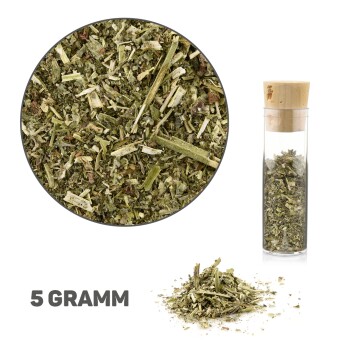 Getrocknete Kräutermischung in einem Glasbehälter mit einem Holzverschluss, mit einer Nahaufnahme der Kräuter und dem Text "5 GRAMM" darunter.