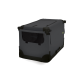 Eine dunkelgraue Haustierbox mit Netzbelüftungsöffnungen, mit einem Reißverschluss oben und seitlichem Zugang, ideal für Reisen oder den Heimgebrauch.