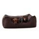 Braunes Cord-Hundebett mit erhöhten Kanten für Komfort, mit einem kleinen Schild, das 'PAW WOW' liest.