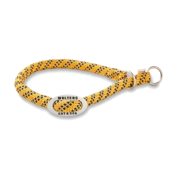 Gelb-schwarzes geflochtenes Haustierhalsband mit Metallanhänger mit der Aufschrift „WOLTERS CAT & DOG“ auf weißem Hintergrund.