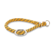Gelb-schwarzes geflochtenes Haustierhalsband mit Metallanhänger mit der Aufschrift „WOLTERS CAT & DOG“ auf weißem Hintergrund.