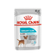 Pochette de nourriture pour chien Royal Canin Urinary Care, 85g, avec une illustration de petit chien, contenant du texte en plusieurs langues sur la santé urinaire.