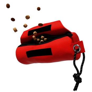 Eine rote Leckerlitasche für Haustiere mit einem Reißverschluss, aus der braune Kibble-Stücke herausfallen, mit einem schwarzen Riemen und einem Metallring.