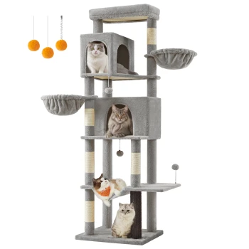 Ein mehrstöckiger grauer Katzenbaum mit fünf Katzen, die in verschiedenen Fächern entspannen, mit zwei hängenden orangen Pompons darüber.