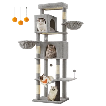 Ein mehrstöckiger grauer Katzenbaum mit fünf Katzen, die in verschiedenen Fächern entspannen, mit zwei hängenden orangen Pompons darüber.