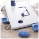 Interactief hondenpuzzelspel met een witte basis en blauwe componenten, inclusief een schuifbal en verwijderbare traktatiecompartimenten.