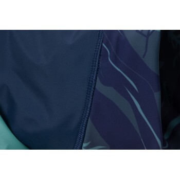 Nahaufnahme eines Stoffes in dunklem Marineblau mit glatter Textur und subtilem abstraktem Muster in helleren Farbtönen.