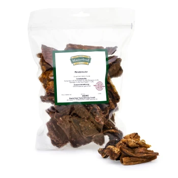 Klarsichtplastiktüte mit "Masterfeed Rinderreuter" Hundeleckerlis mit getrocknetem Rindfleisch; Nährwertangaben: Protein 62%, Fett 11%, Asche 5,8%.