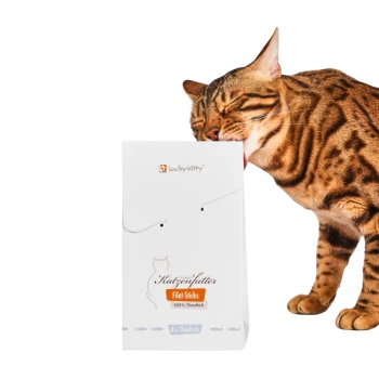 Bengalkatze leckt an einem weißen Lucky-Kitty Filet-Sticks-Beutel mit der Aufschrift '100% Thunfisch, 6x Thunfisch'.