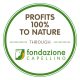 Rundes Logo mit der Aufschrift "PROFITS 100% TO NATURE THROUGH fondazione CAPELLINO" in grünem und braunem Text auf weißem Hintergrund.