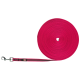 Eine leuchtend pinke Hundeleine, die in einer kreisförmigen Form gewickelt ist, mit einem Metallclip an einem Ende und einem kleinen Etikett mit der Aufschrift 'TRIXIE'.