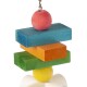 Buntes Holzspielzeug für Vögel mit gestapelten Blöcken in Blau, Orange, Grün und einem roten Ball oben, entworfen für Haustierspiel.