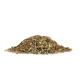 Ein Haufen gemischter getrockneter Kräuter und Pflanzenmaterialien, geeignet für Haustiere, auf einem weißen Hintergrund präsentiert.