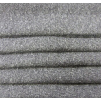 Grau gefärbter Stoff mit einer strukturierten Oberfläche, ordentlich in Schichten gefaltet, mit einem weichen und gemütlichen Aussehen.