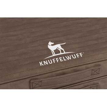 Braunes Haustierbett mit strukturierter Oberfläche, ausgestattet mit dem weißen Logo von "KNUFFELWUFF" und einer Silhouette eines Hundes.
