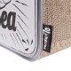 Nahaufnahme eines Haustierprodukts mit einer strukturierten beigen Oberfläche und einem schwarz-weißen Design, das "Idea" liest, sowie einem schwarzen Etikett mit "DISTRICT 70."