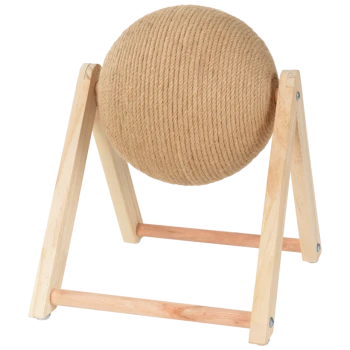 Holzspielzeugständer für Haustiere mit einer großen, runden, natürlichen Faserball, der für Katzen zum Spielen und Kratzen gedacht ist.