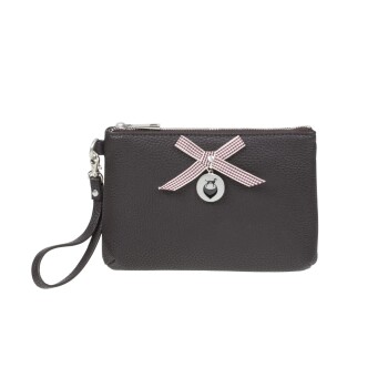 Schwarze, strukturierte Haustier-Zubehörtasche mit einem rot-weißen karierten Band und einem silbernen Charm mit einem Haustier-Icon.