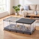 Modularer Auslauf mit durchsichtigen Seiten für Kleintiere im Wohnzimmer mit zwei Meerschweinchen, Heunapf, Holzhäuschen und Spielzeug.