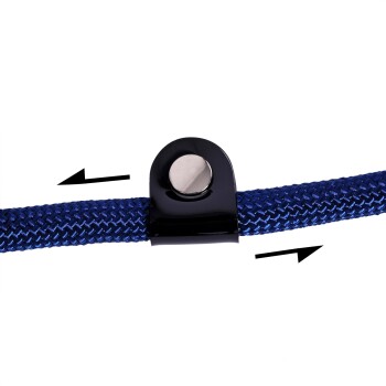 Nahaufnahme einer blauen geflochtenen Haustierleine mit einem schwarzen Metallverschluss, die ihr langlebiges Design und den sicheren Befestigungsmechanismus zeigt.