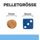 Bild, das zwei Haustierfutterpellets zum Größenvergleich zeigt: eine runde Pellet (11mm) neben einem blauen Würfel (16mm) mit dem Text "PELLETGRÖSSE".